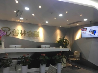 善林金融被調(diào)查現(xiàn)場(chǎng)直擊 警方連夜值守辦公區(qū)，金融信息咨詢(xún)行業(yè)再響警鐘